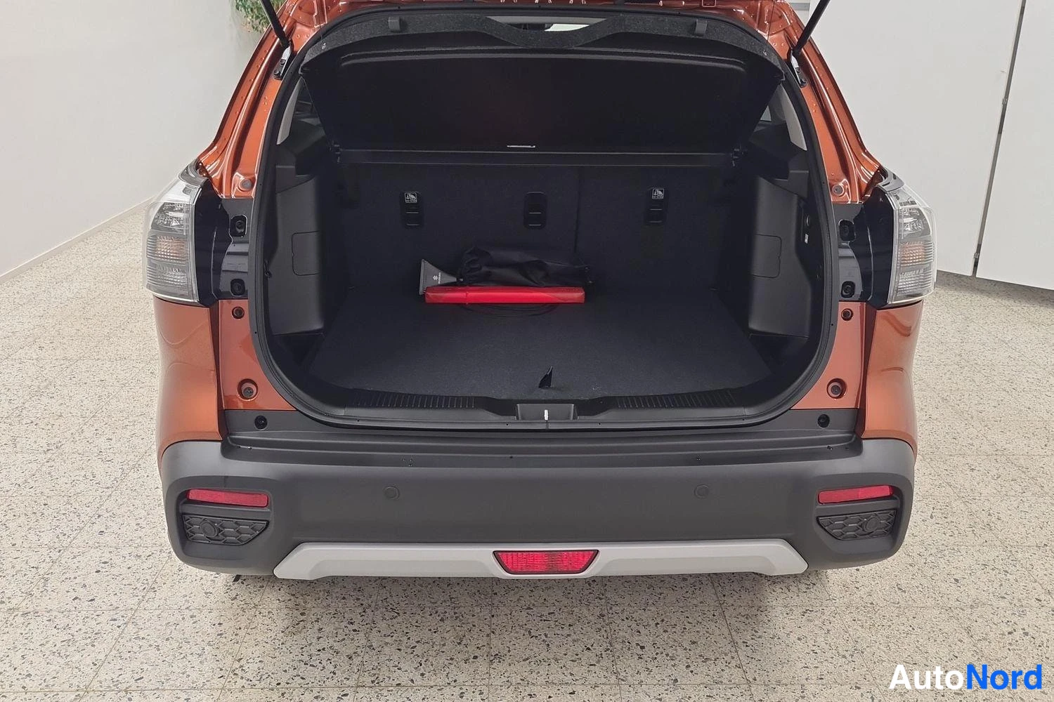 Beige Suzuki S-cross 2026, takaa, kuva 5