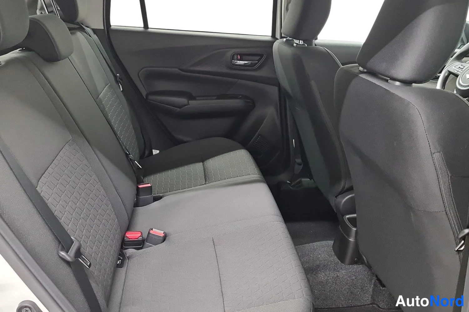Valkoinen Suzuki Swift 2025, kuva 35
