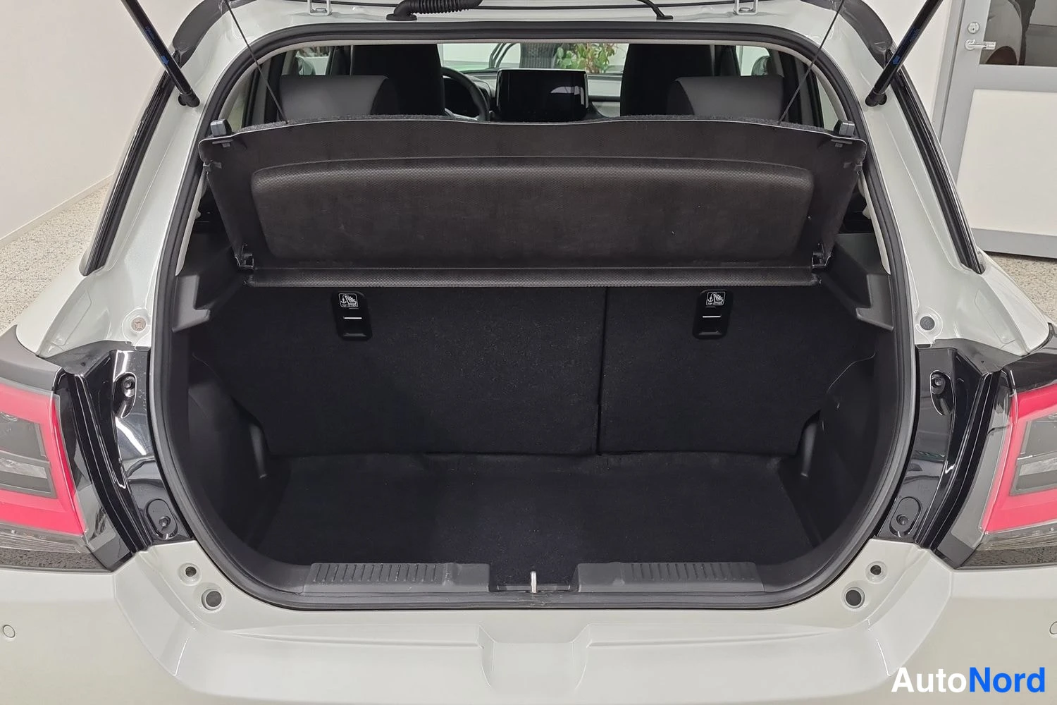 Valkoinen Suzuki Swift 2025, kuva 37