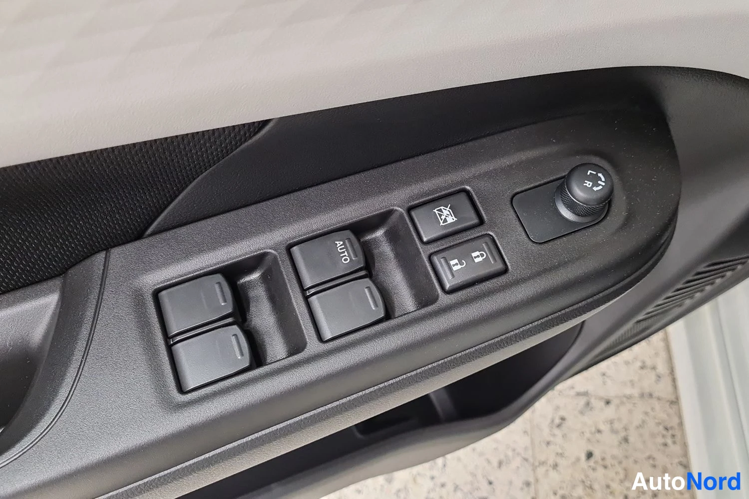 Valkoinen Suzuki Swift 2025, kuva 38