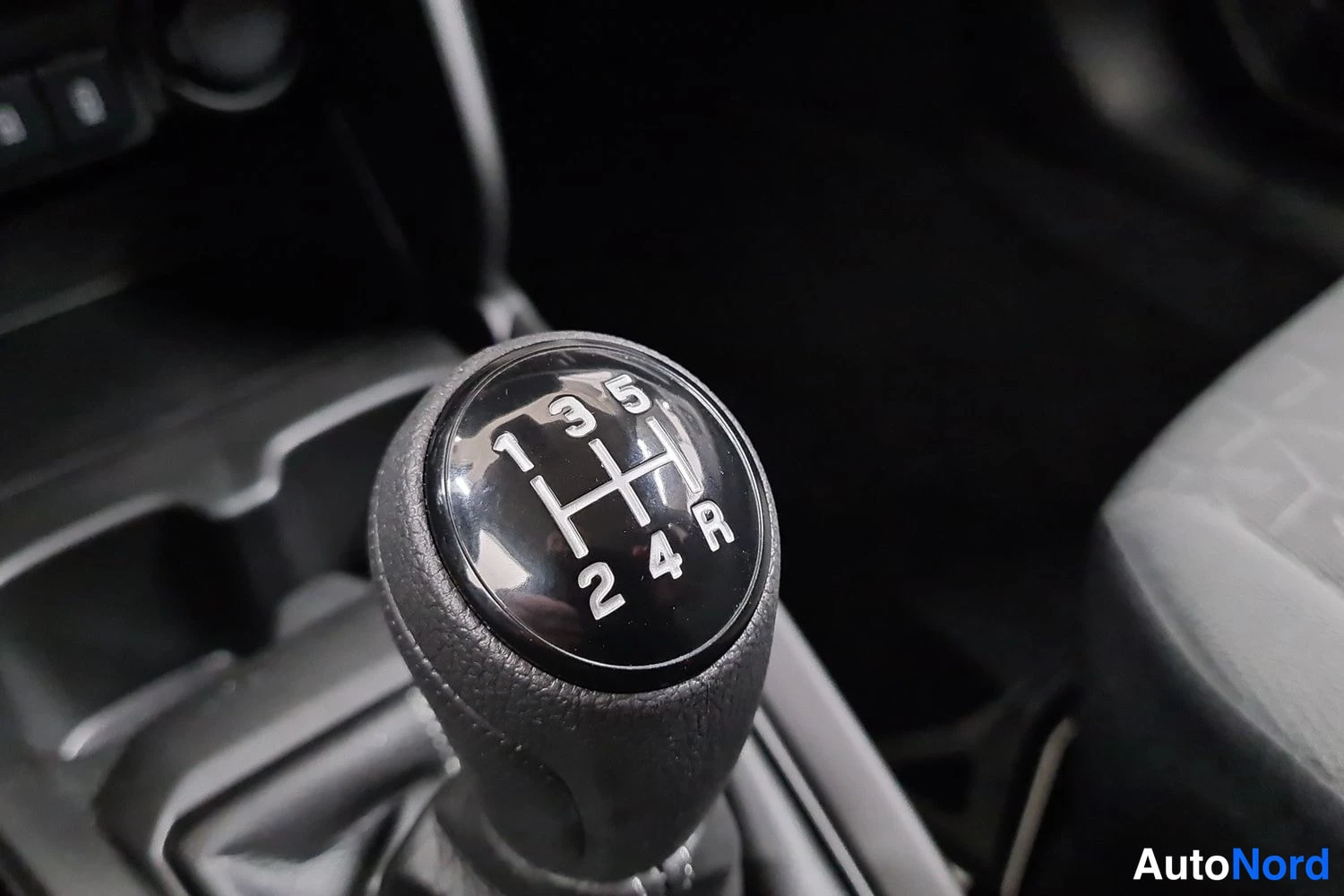 Valkoinen Suzuki Swift 2025, kuva 44