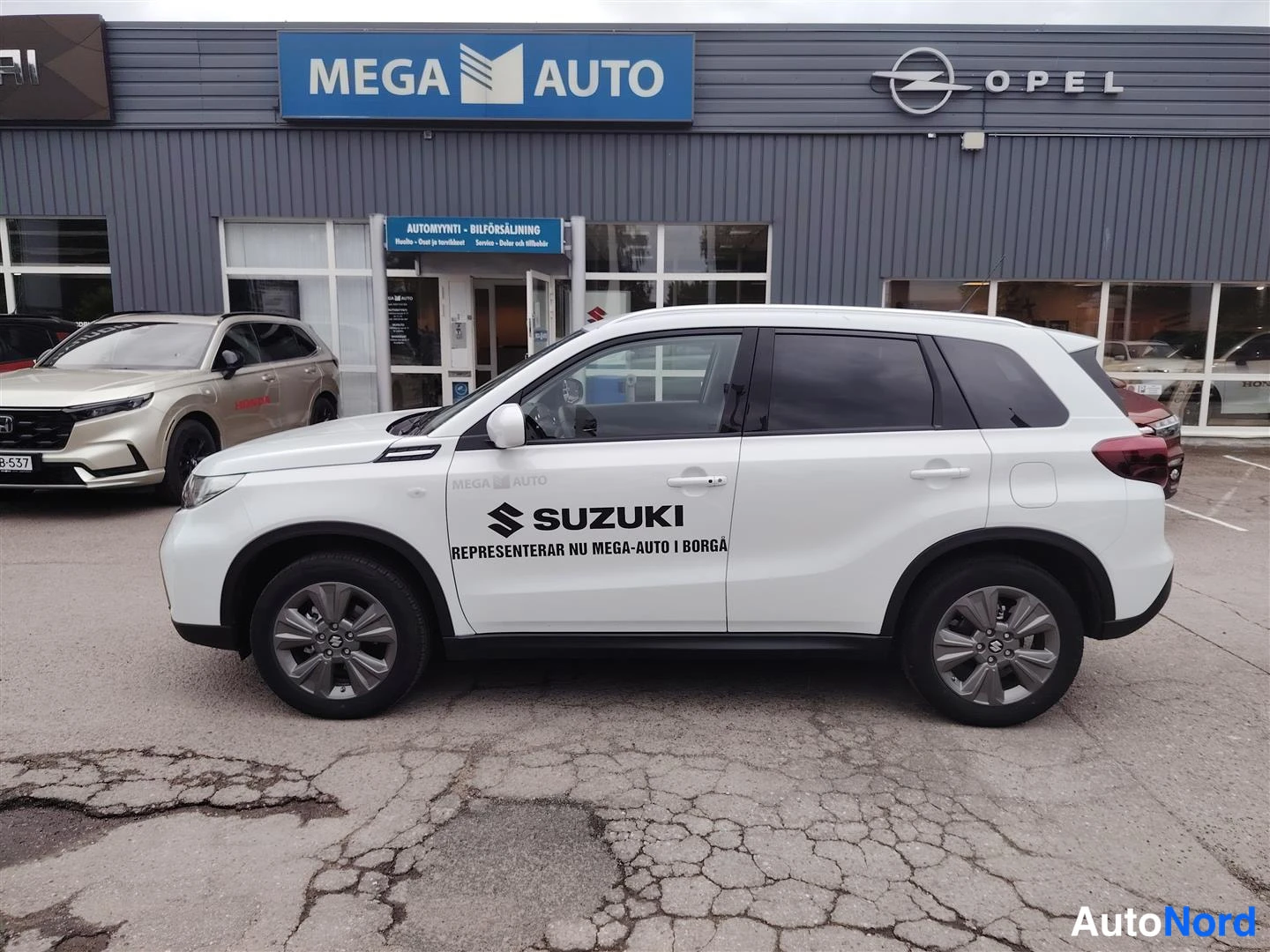 Valkoinen Suzuki Vitara 2026, sivulta, kuva 2