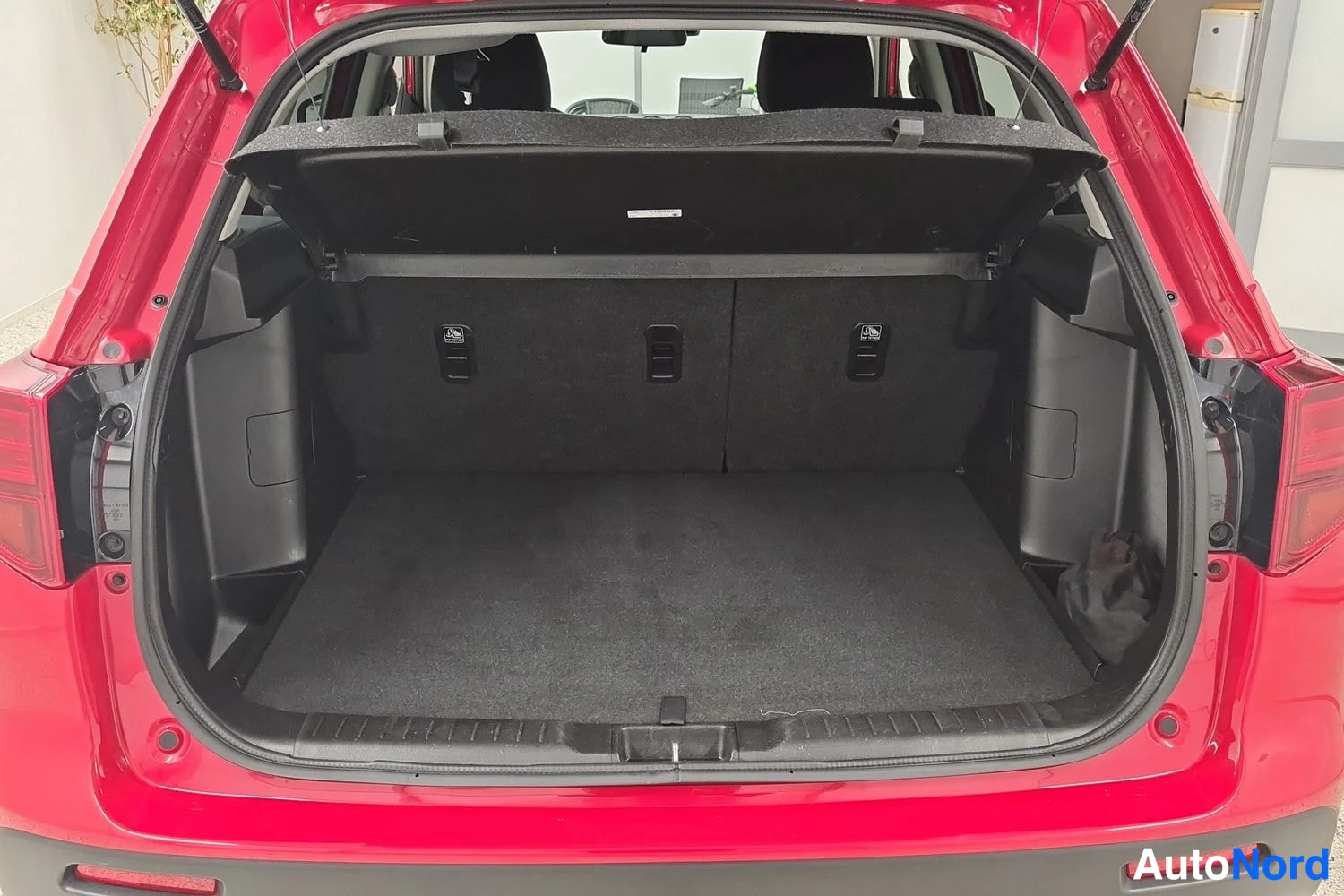 Punainen Suzuki Vitara 2022, yksityiskohta, kuva 9