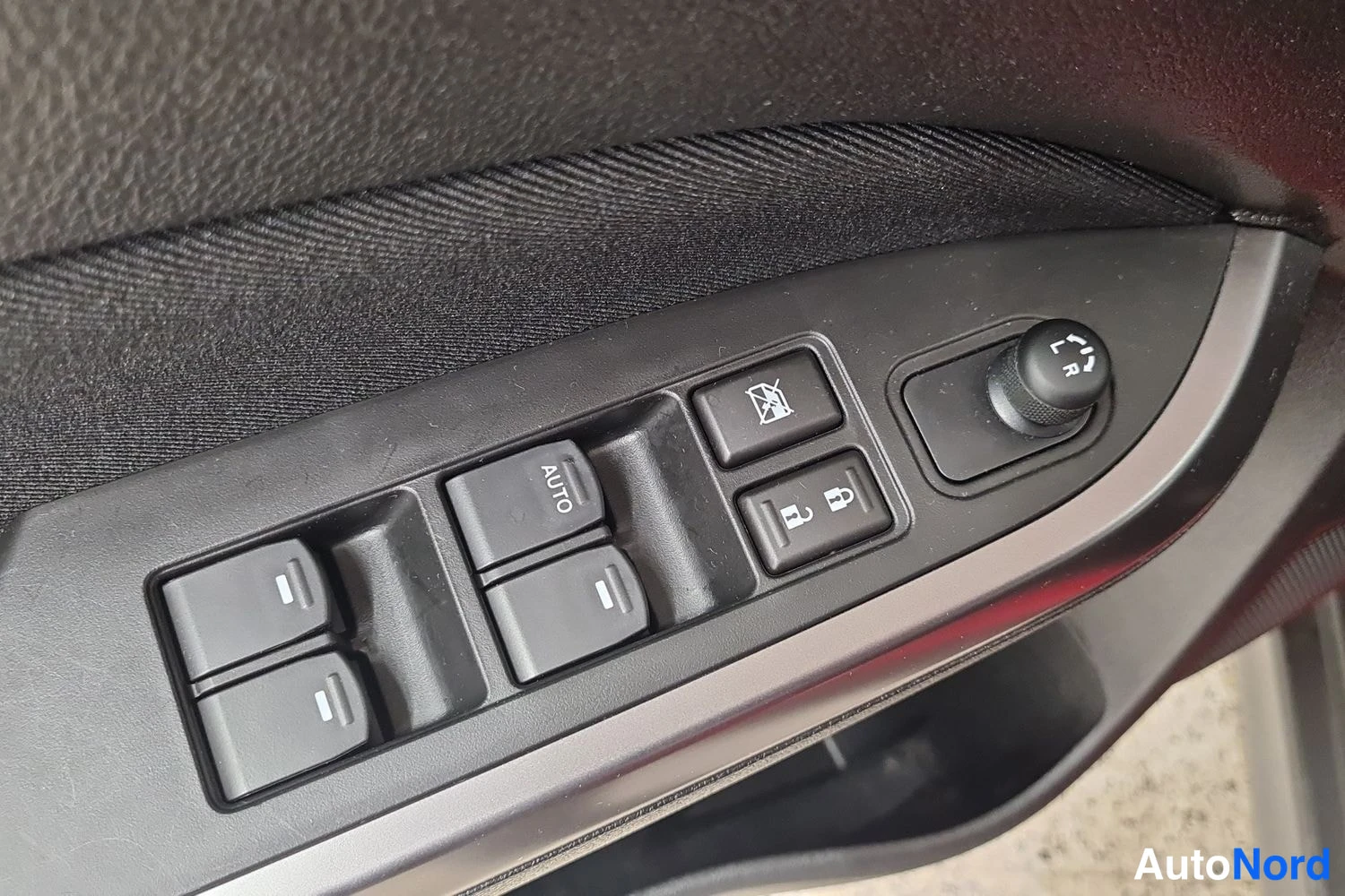 Punainen Suzuki Vitara 2022, kuva 13