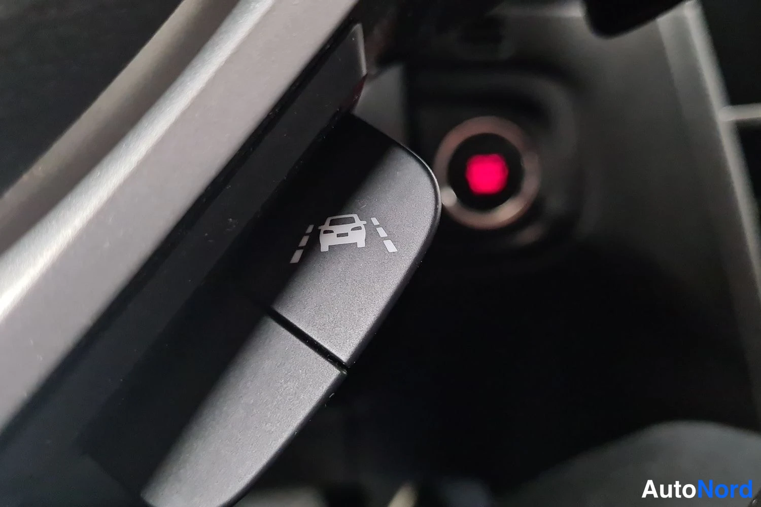 Punainen Suzuki Vitara 2022, kuva 17