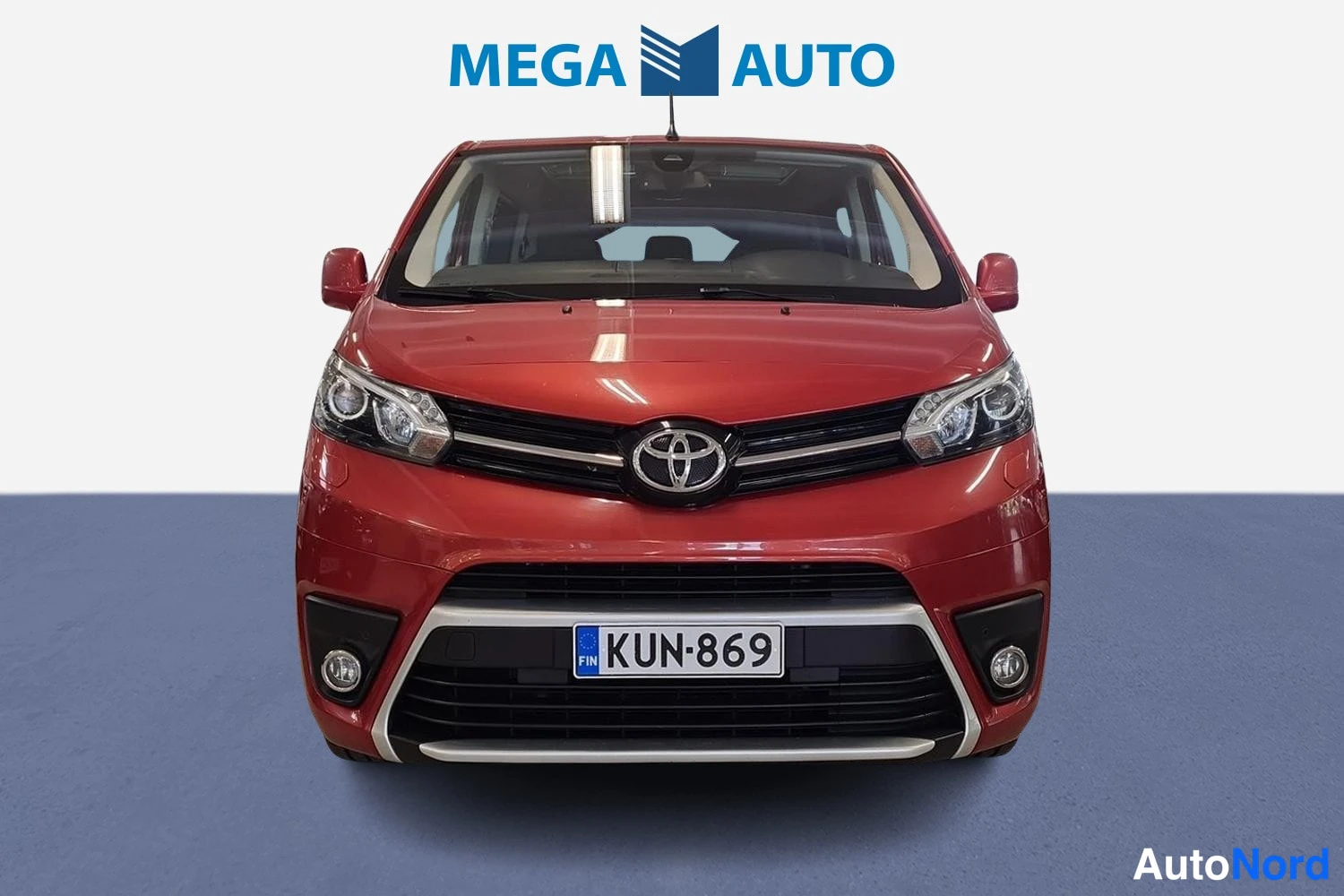 Oranssi Toyota Proace Verso 2021, edestä, kuva 2