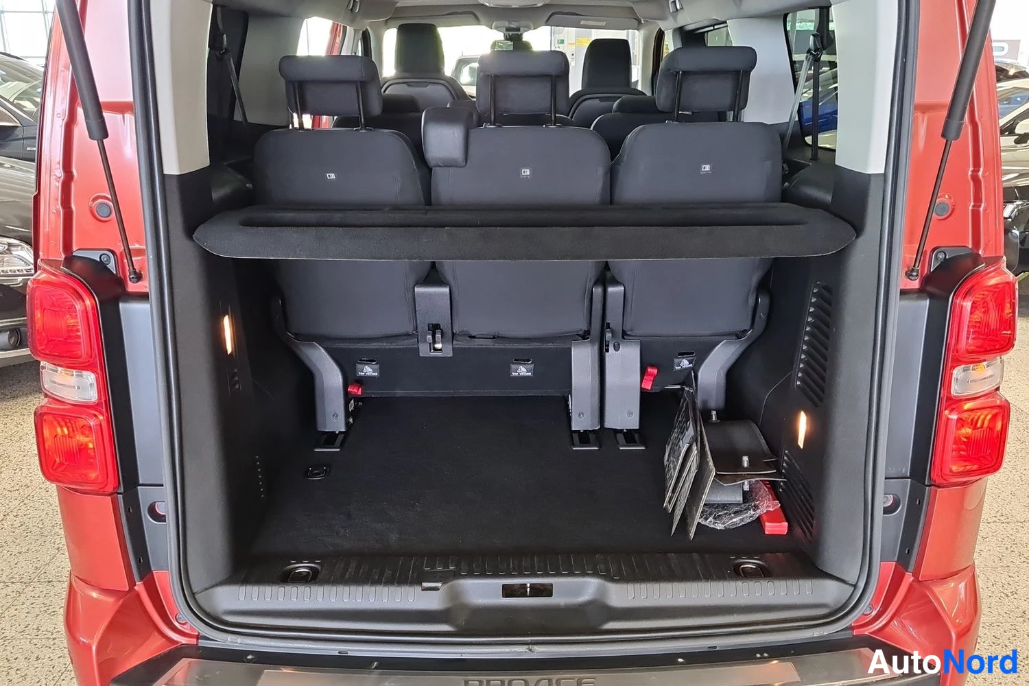 Oranssi Toyota Proace Verso 2021, takaa, kuva 6