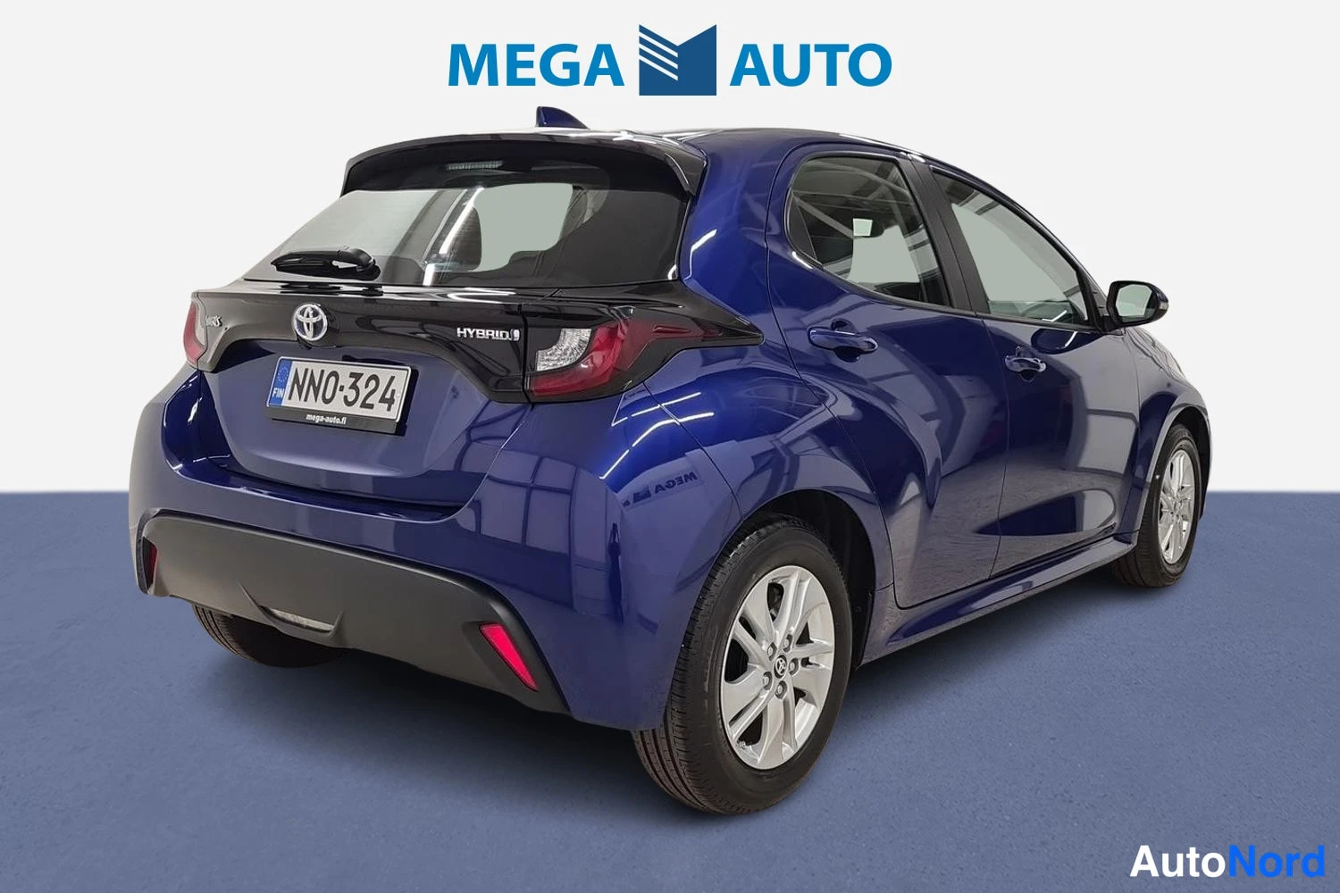 Blue Toyota Yaris 2024, rear three-quarter, photo 4