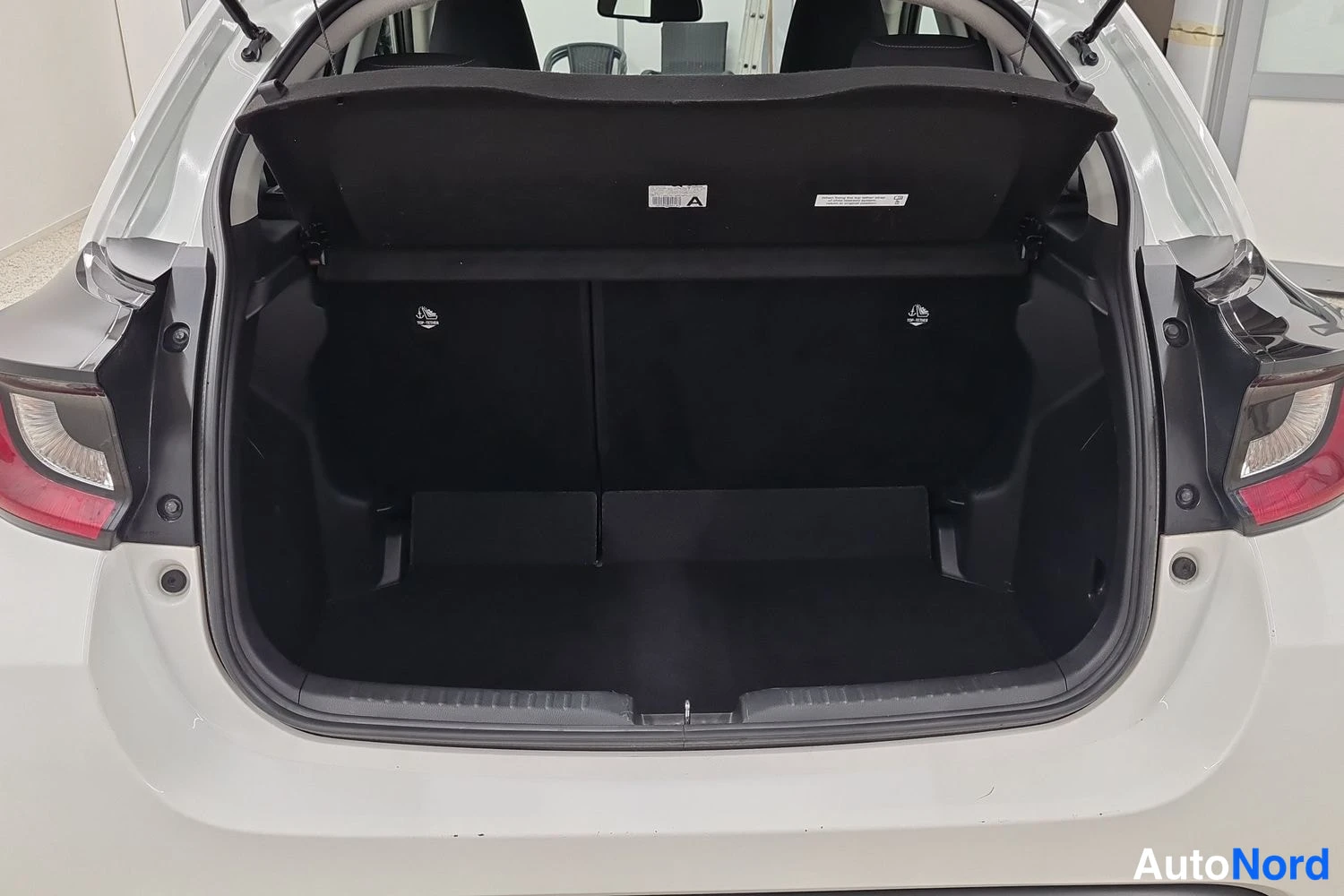 Valkoinen Toyota Yaris 2020, takaa, kuva 6