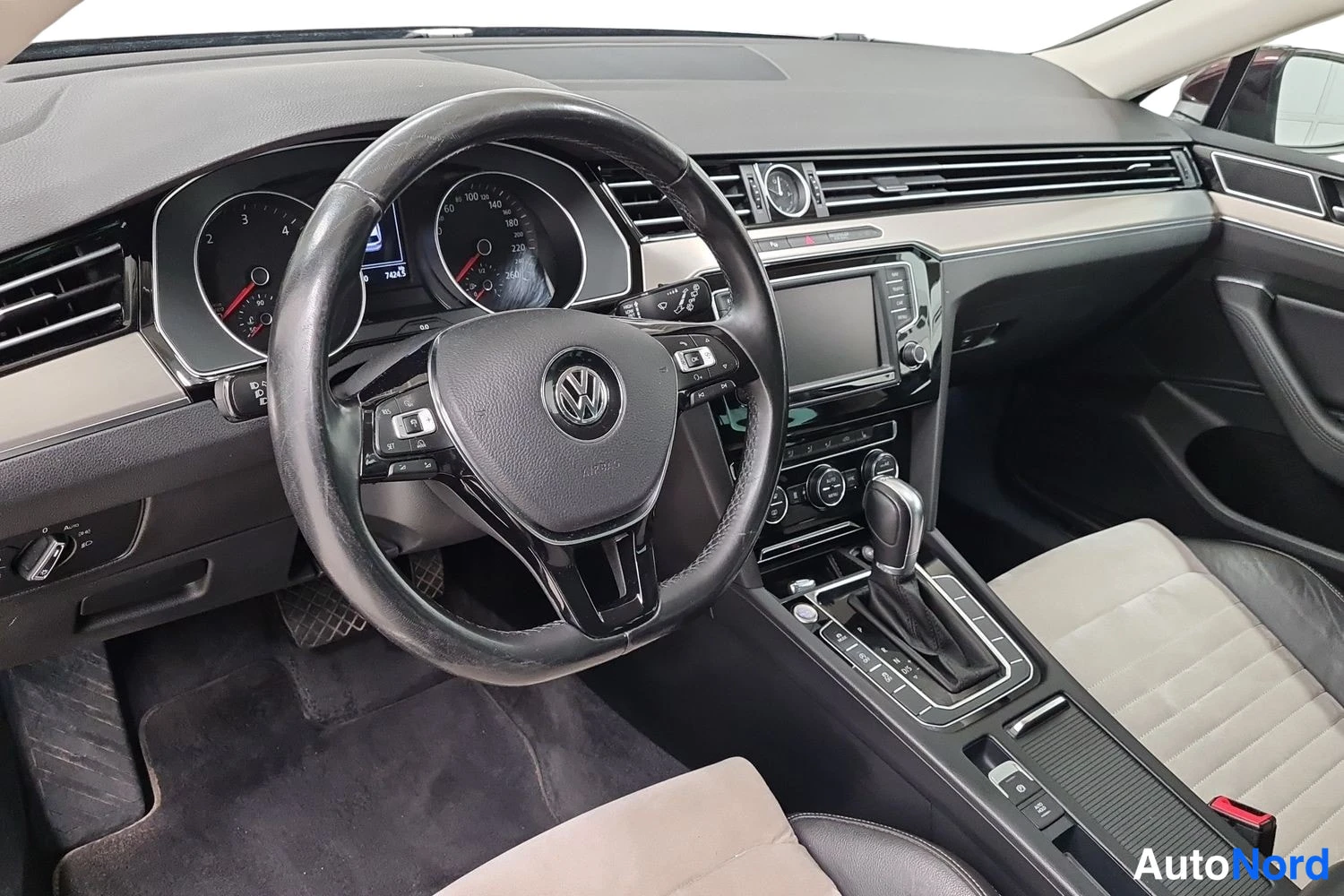 Punainen Volkswagen Passat Variant 2015, kuva 8