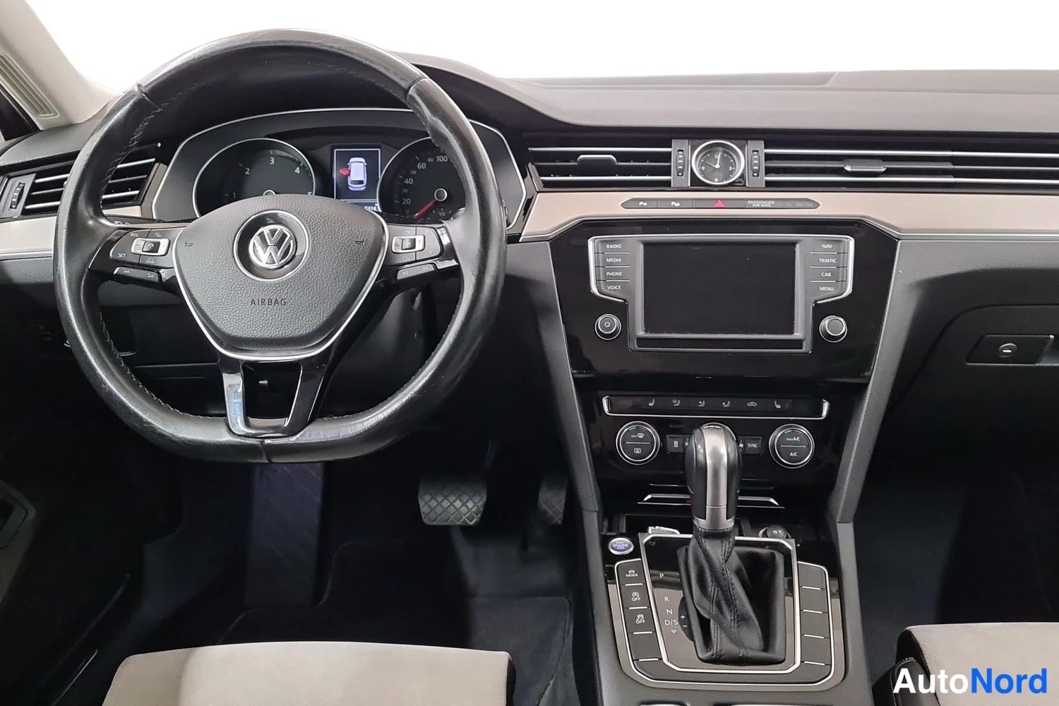 Punainen Volkswagen Passat Variant 2015, kuva 9