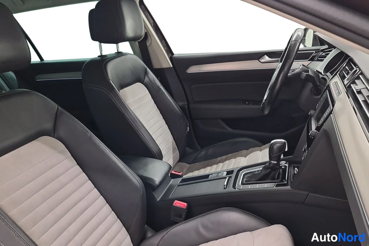 Punainen Volkswagen Passat Variant 2015, kuva 11