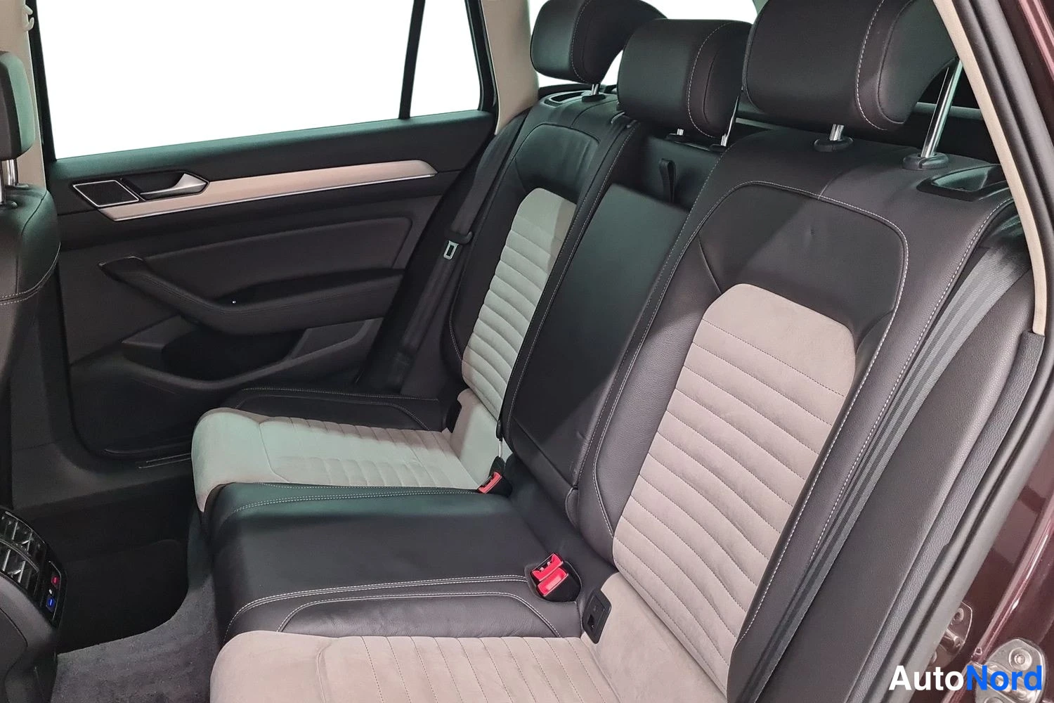 Punainen Volkswagen Passat Variant 2015, kuva 12