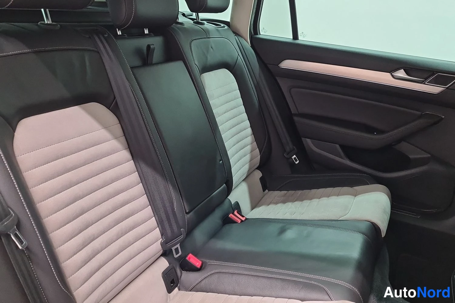 Punainen Volkswagen Passat Variant 2015, kuva 13