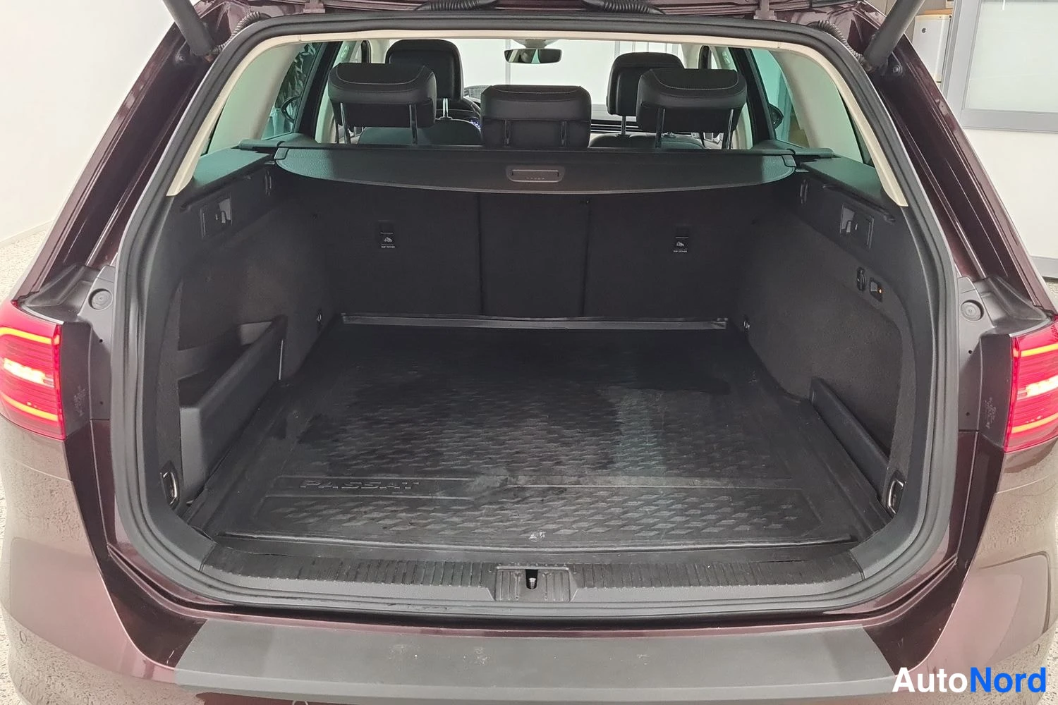 Punainen Volkswagen Passat Variant 2015, takaa, kuva 5