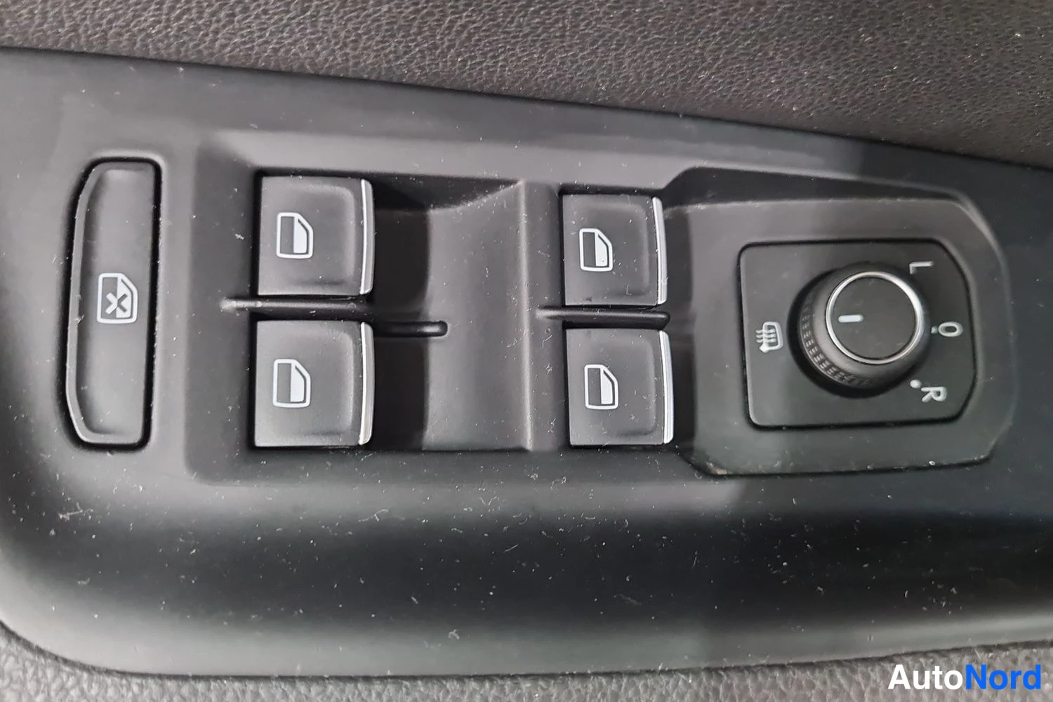 Punainen Volkswagen Passat Variant 2015, kuva 17
