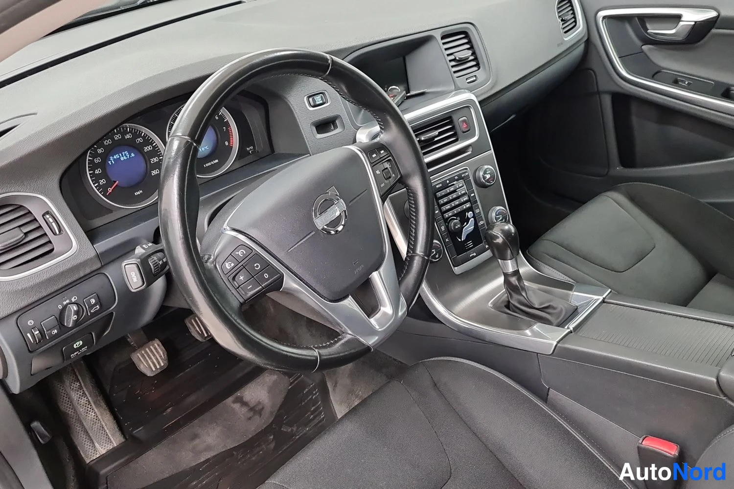 Valkoinen Volvo V60 2011, kuva 7