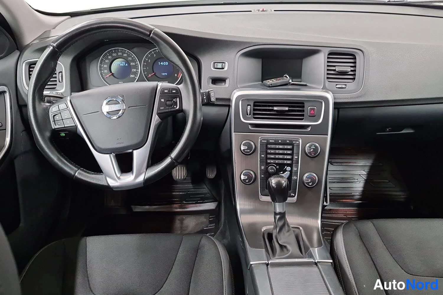Valkoinen Volvo V60 2011, kuva 8