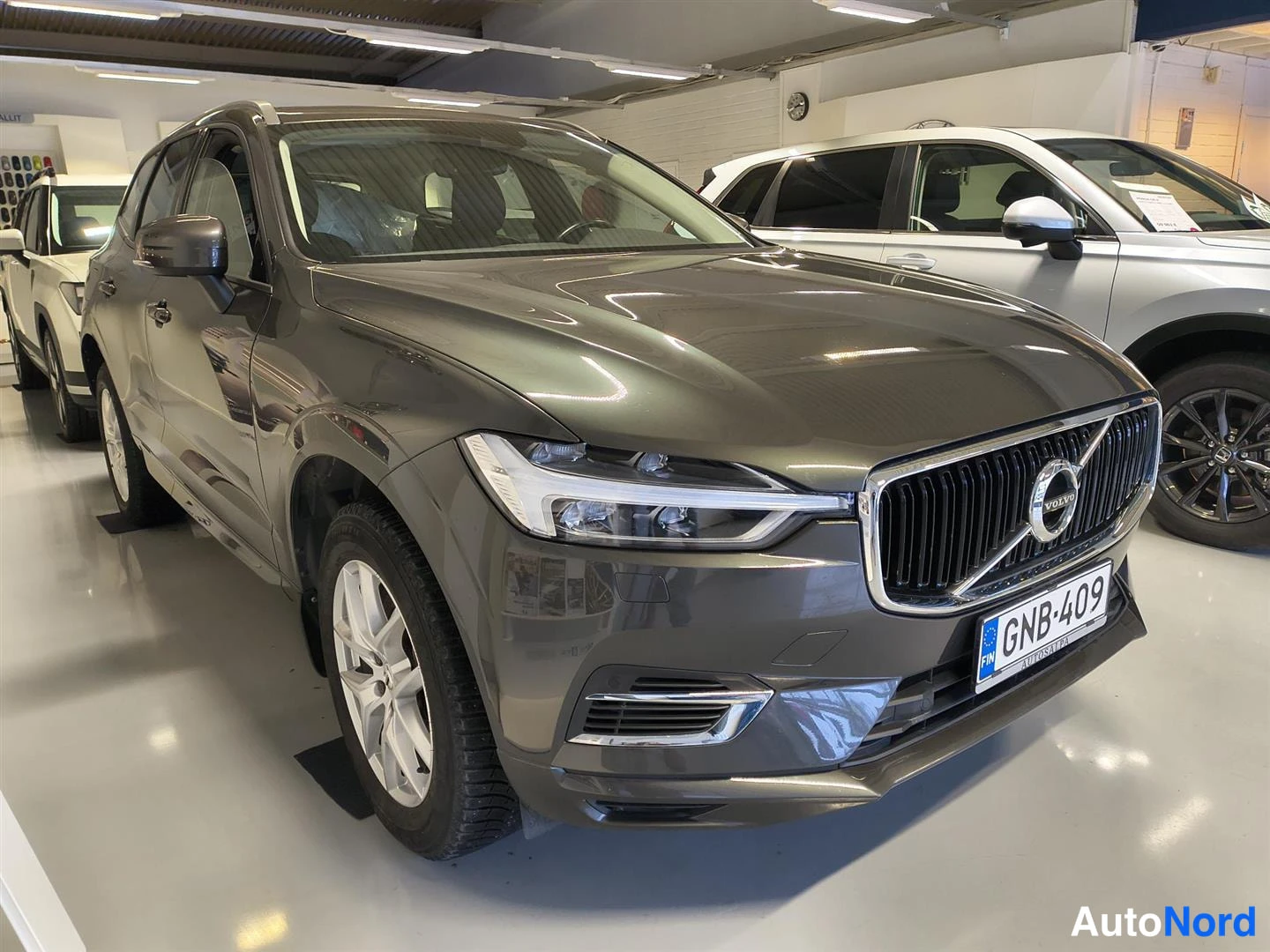 Harmaa Volvo XC60 2018, etuviisto, keula oikealle, kuva 2