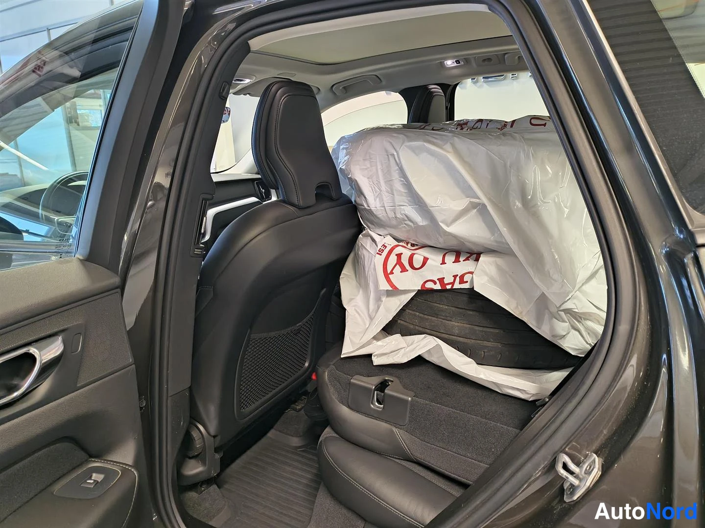 Harmaa Volvo XC60 2018, kuva 9
