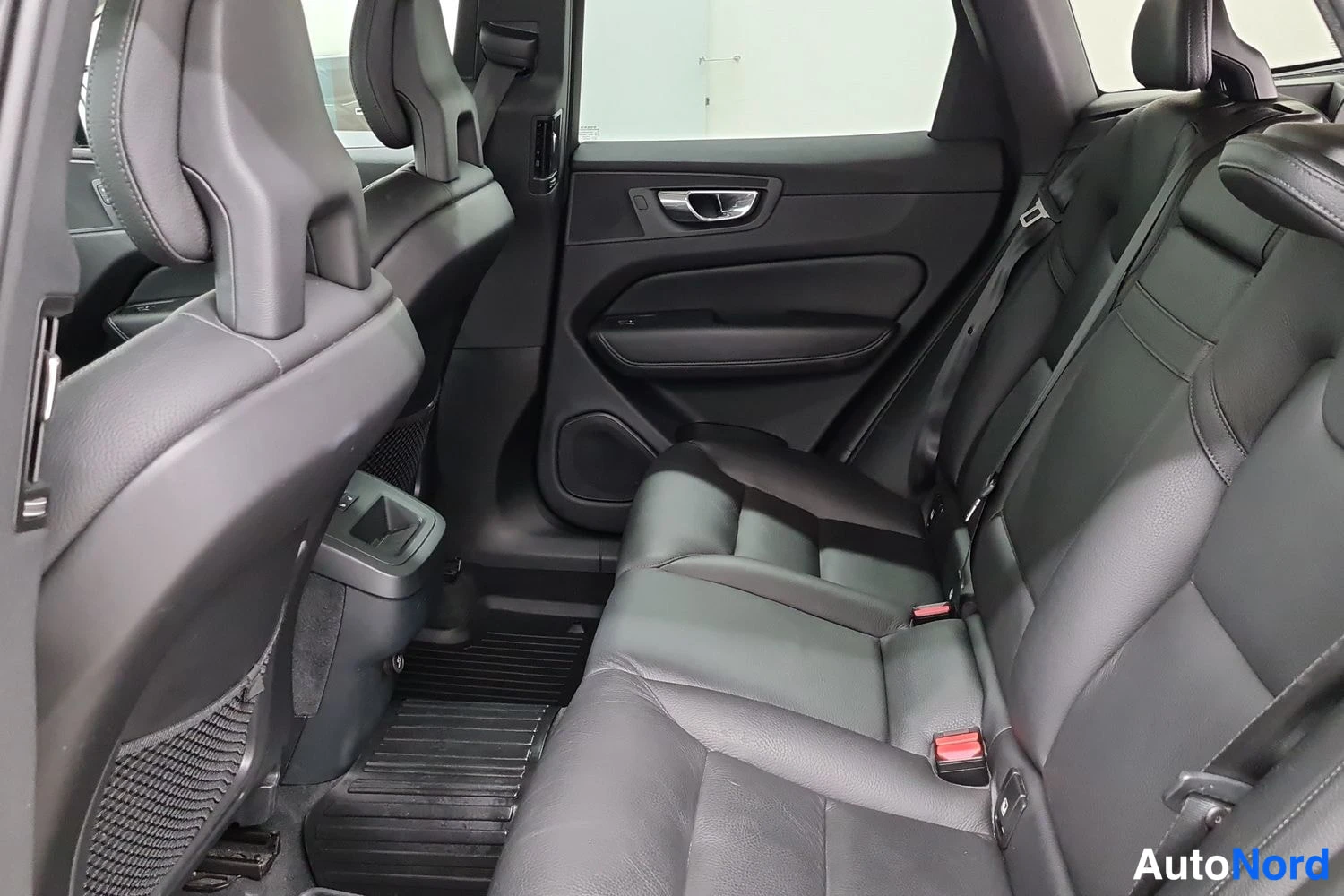 Musta Volvo XC60 2018, kuva 12