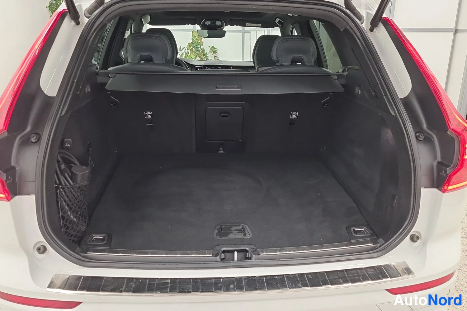 Valkoinen Volvo XC60 2022, takaa, kuva 6