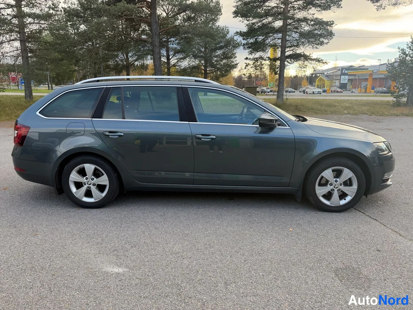 Harmaa Skoda Octavia 2019, sivulta, kuva 4