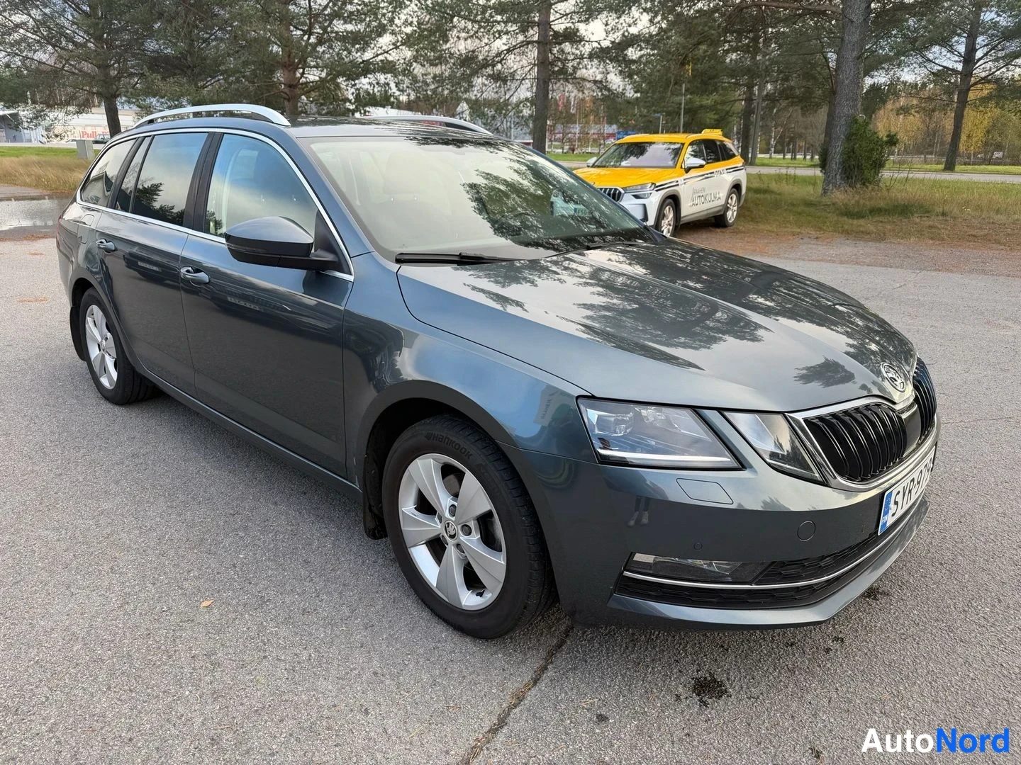 Harmaa Skoda Octavia 2019, etuviisto, keula oikealle, kuva 3