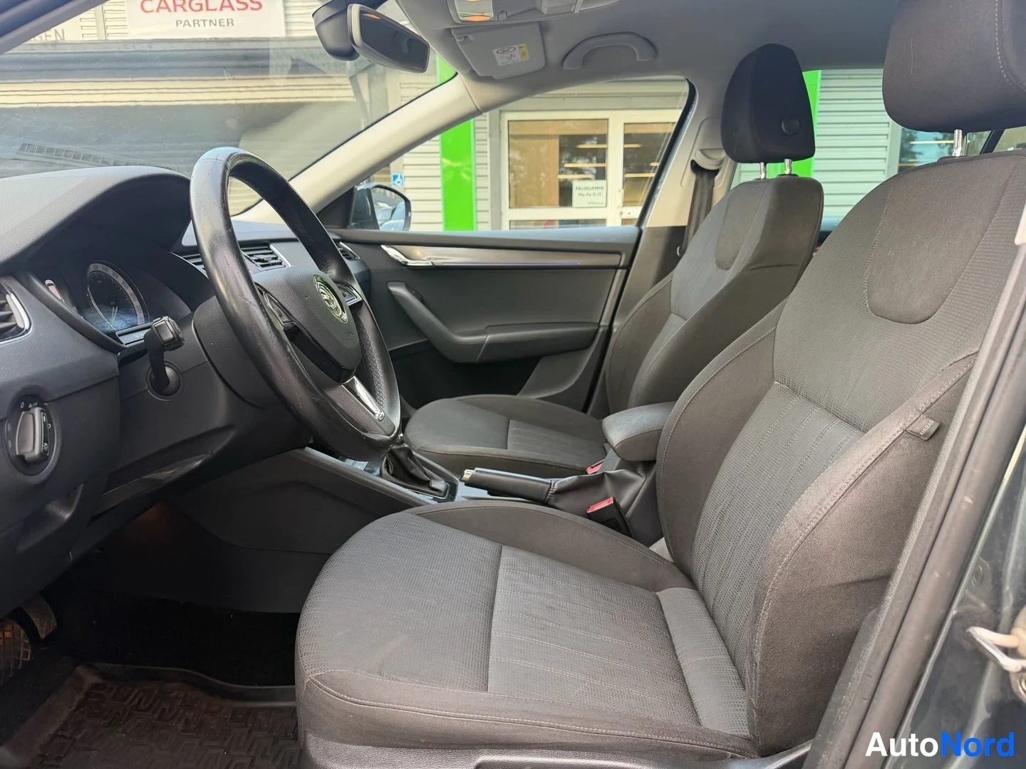 Harmaa Skoda Octavia 2019, kuva 9