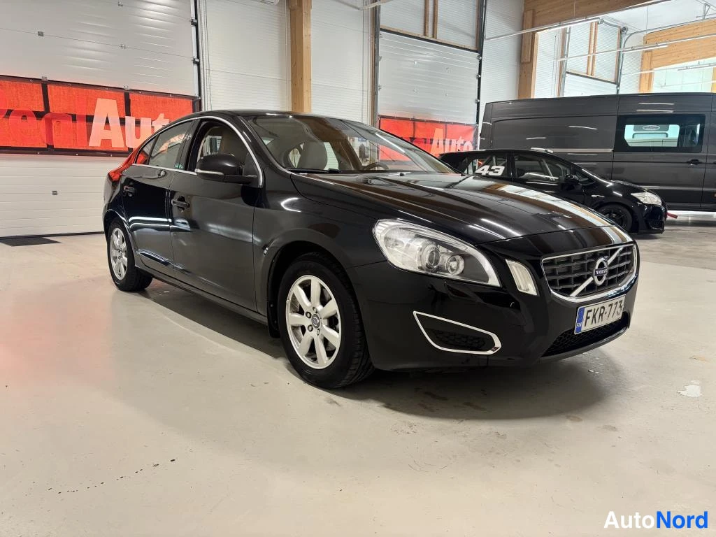 Musta Volvo S60 2012, etuviisto, keula oikealle, kuva 2