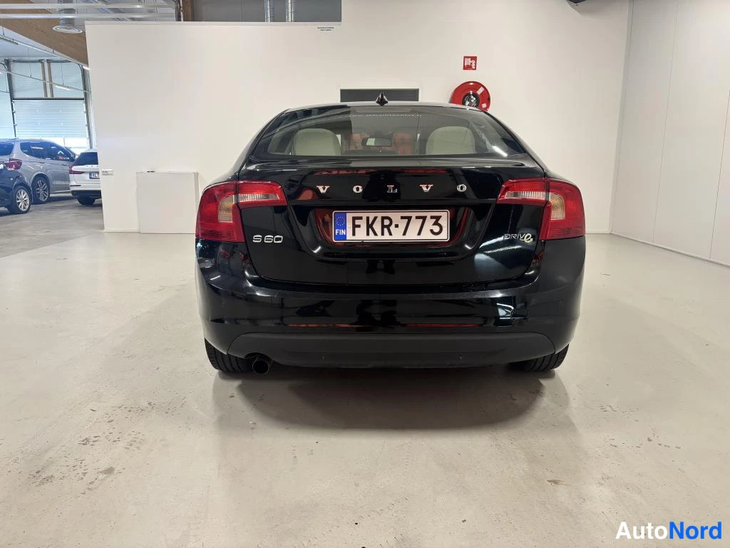 Musta Volvo S60 2012, takaa, kuva 7