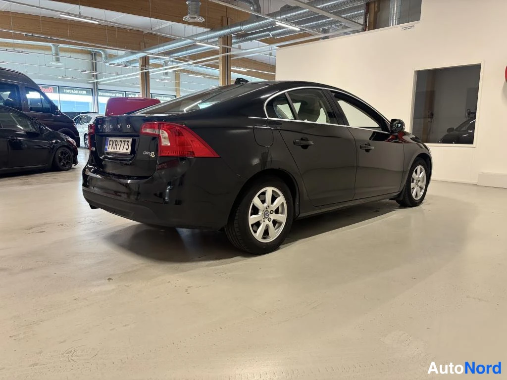 Musta Volvo S60 2012, takaviisto, kuva 5