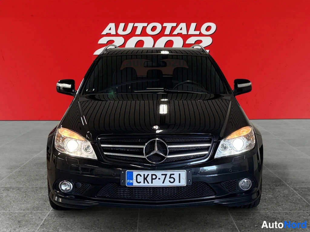 Musta Mercedes-Benz C 2008, edestä, kuva 3