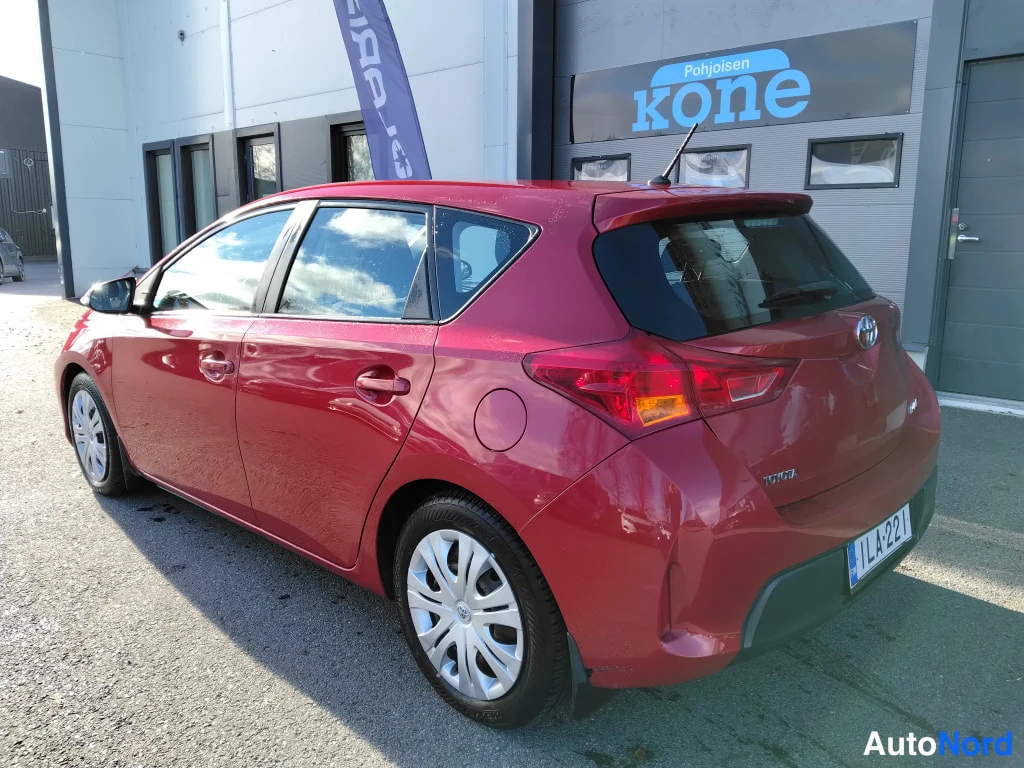 Punainen Toyota Auris 2013, takaviisto, kuva 4
