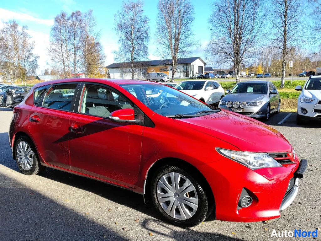 Punainen Toyota Auris 2013, etuviisto, keula oikealle, kuva 2