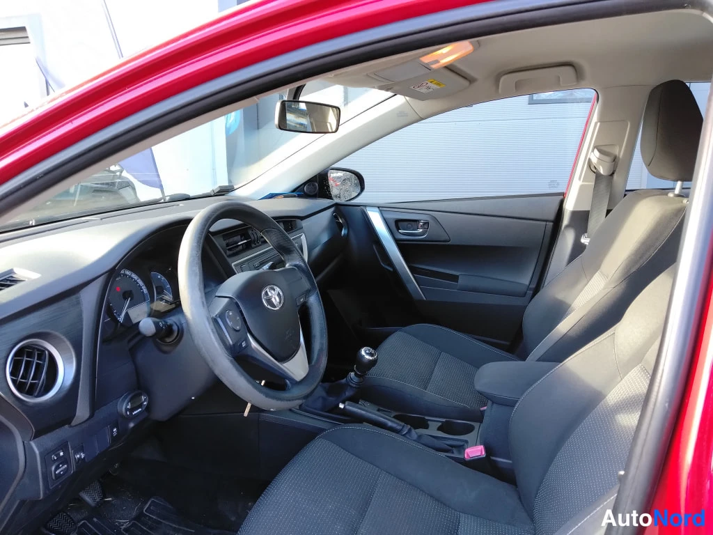 Punainen Toyota Auris 2013, kuva 6