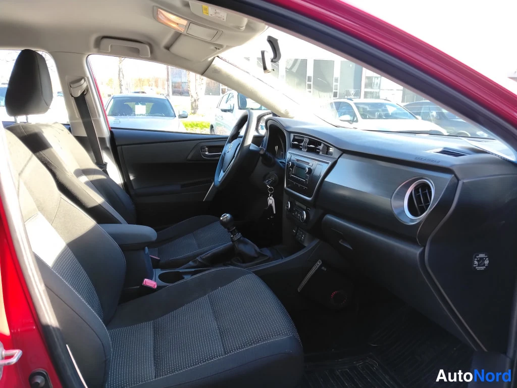 Punainen Toyota Auris 2013, kuva 7