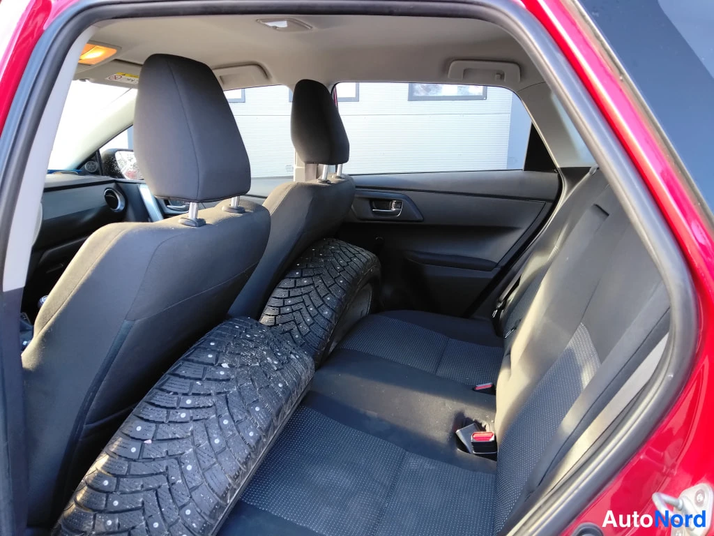 Punainen Toyota Auris 2013, kuva 5