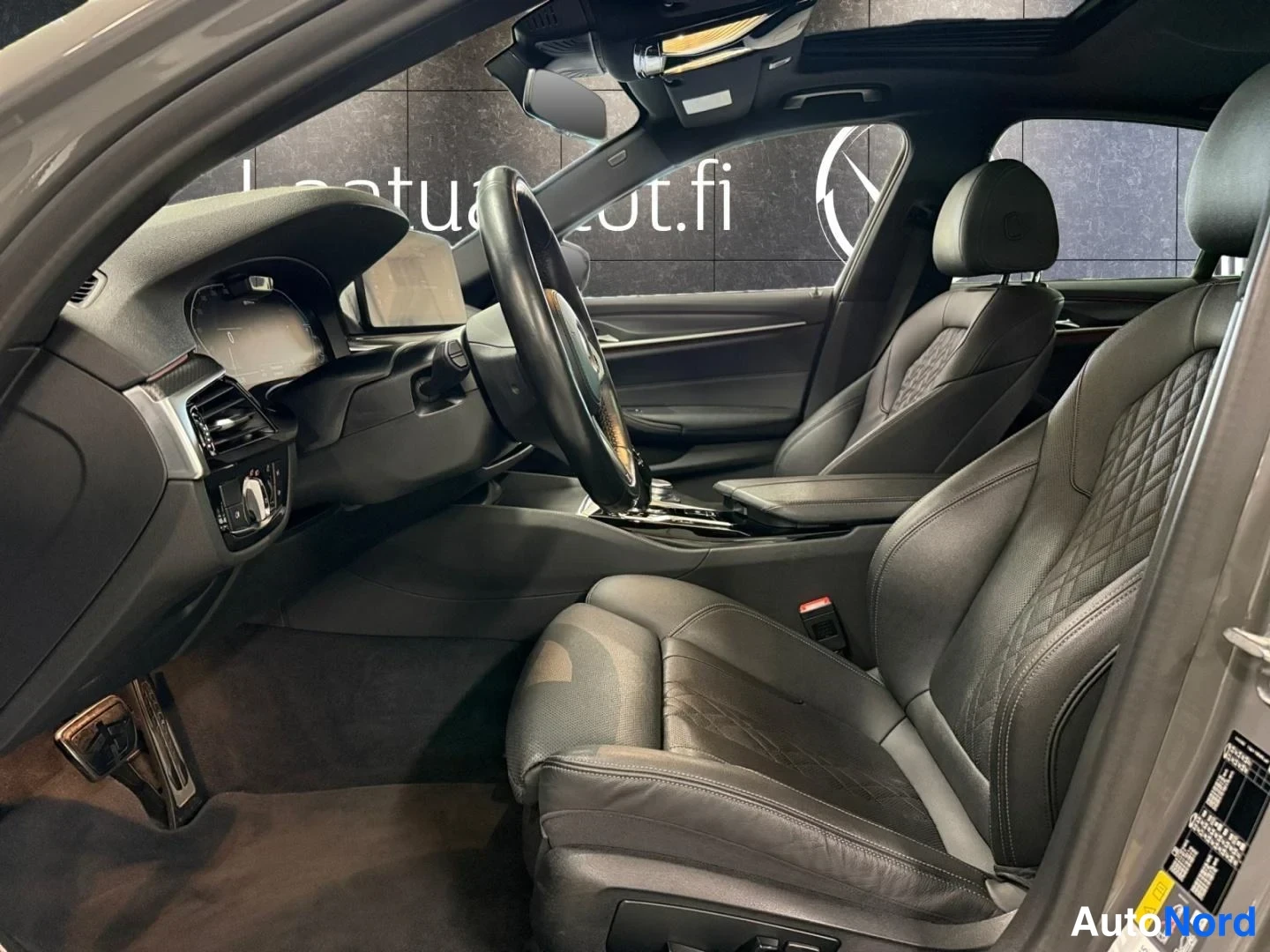 Harmaa BMW 545 2021, etuistuimet, kuva 11