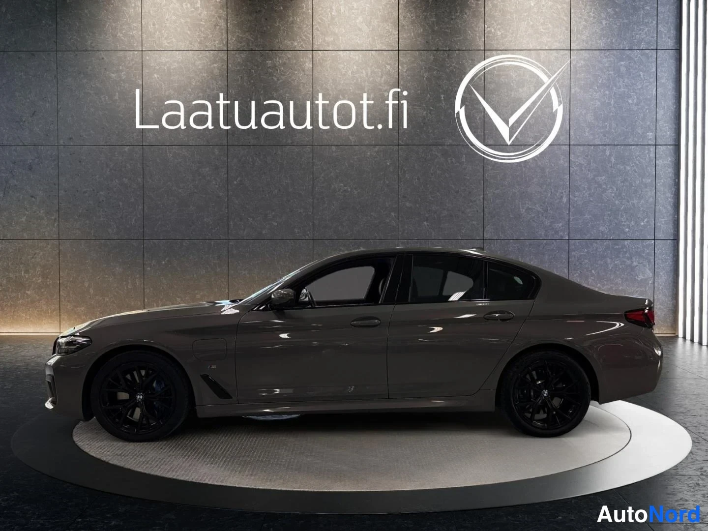 Harmaa BMW 545 2021, sivulta, kuva 4