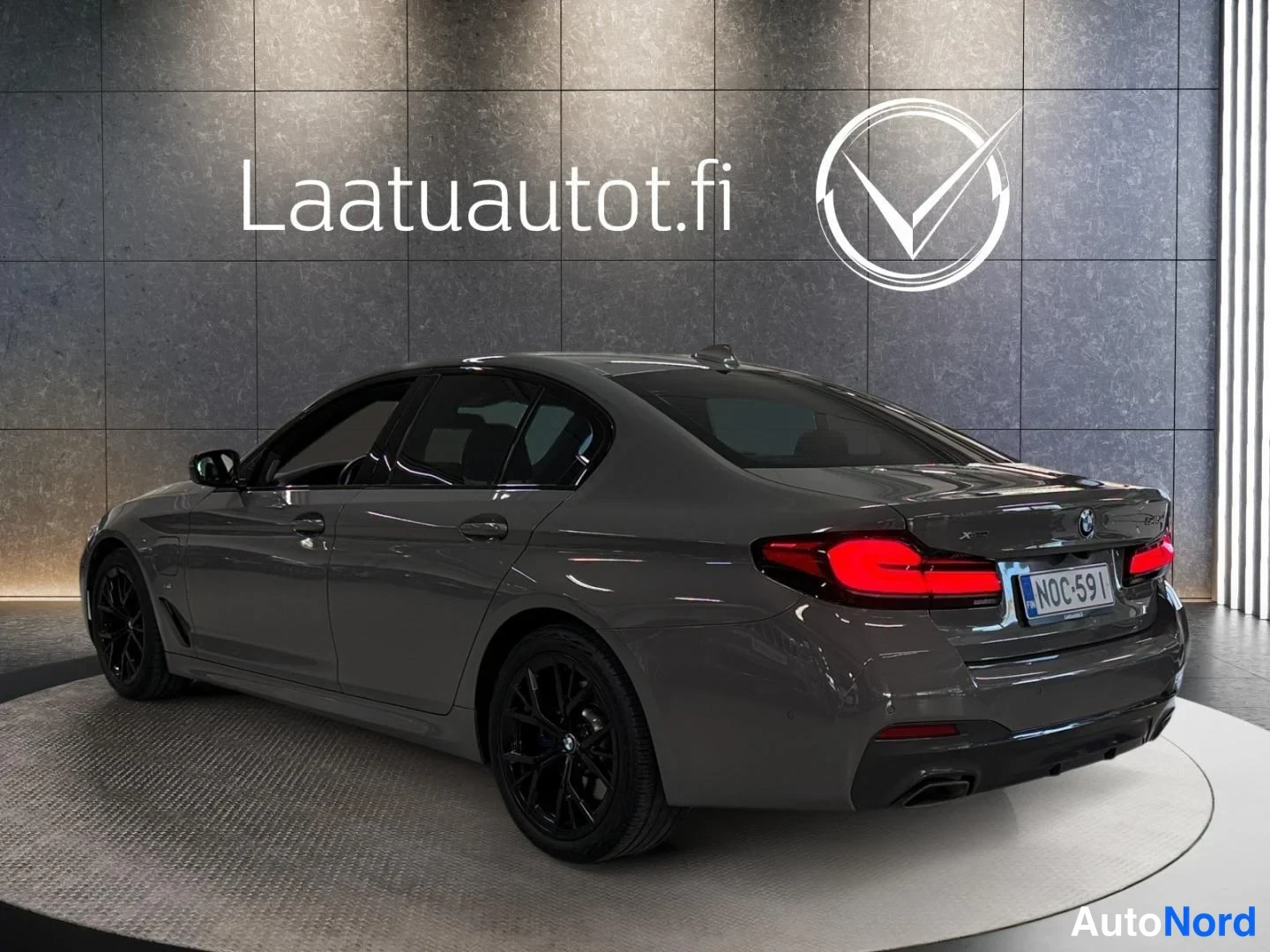 Harmaa BMW 545 2021, takaviisto, kuva 5