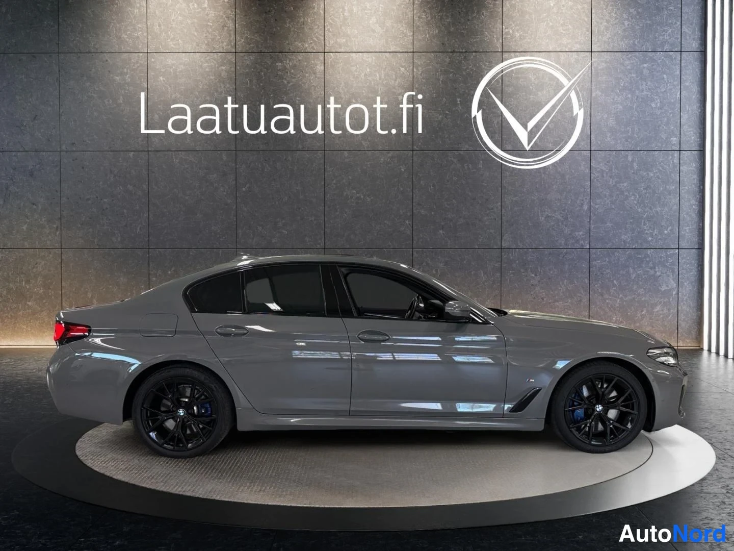 Harmaa BMW 545 2021, takaviisto, kuva 7