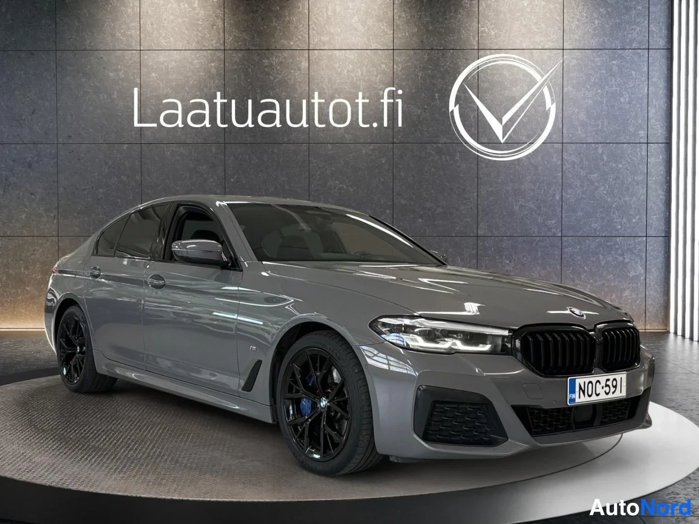 Harmaa BMW 545 2021, etuviisto, keula oikealle, kuva 2