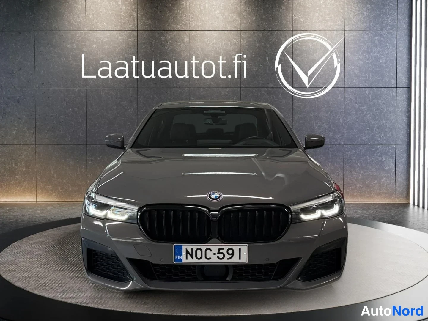 Harmaa BMW 545 2021, edestä, kuva 3