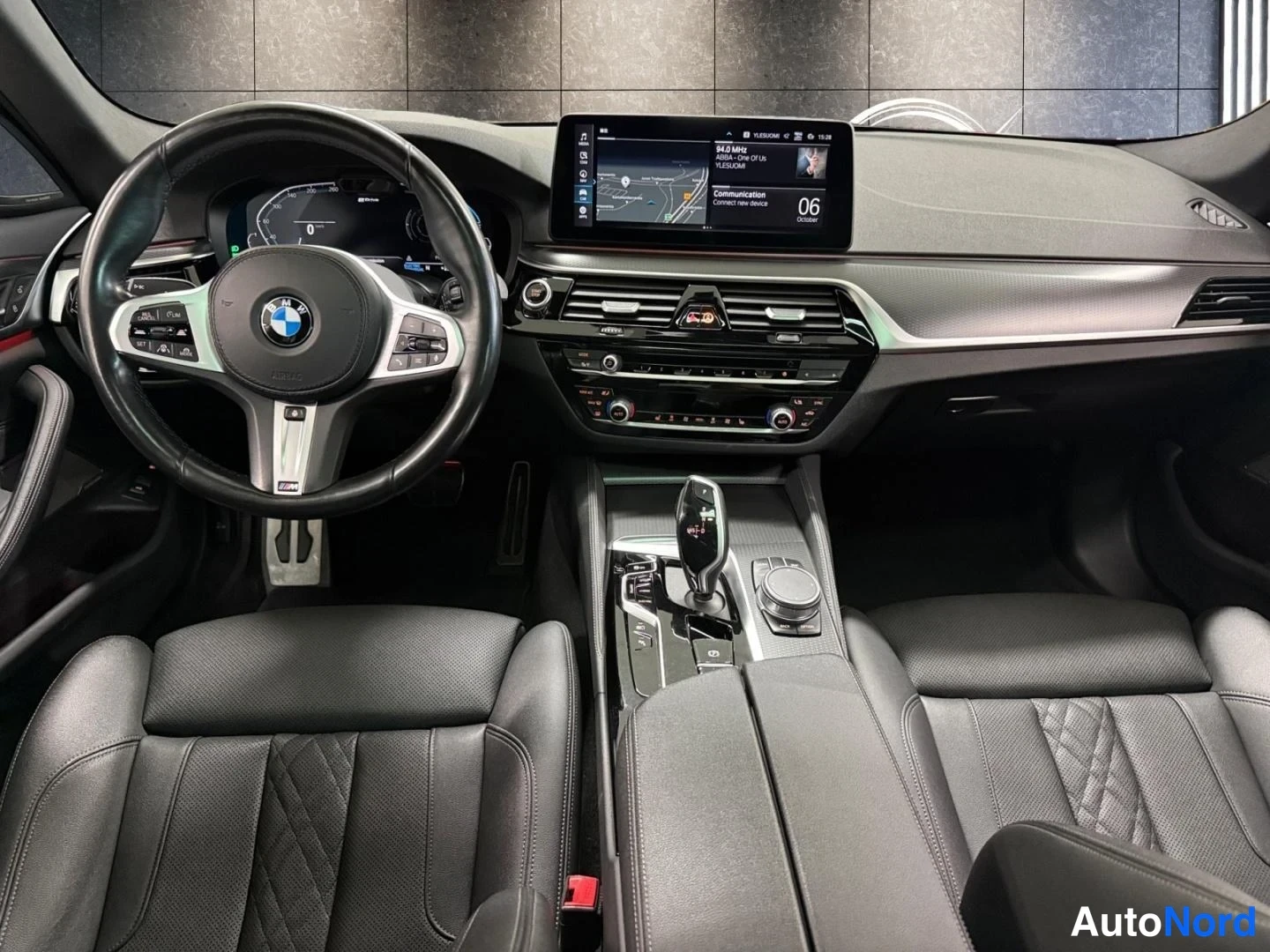 Harmaa BMW 545 2021, ohjaamo, kuva 9