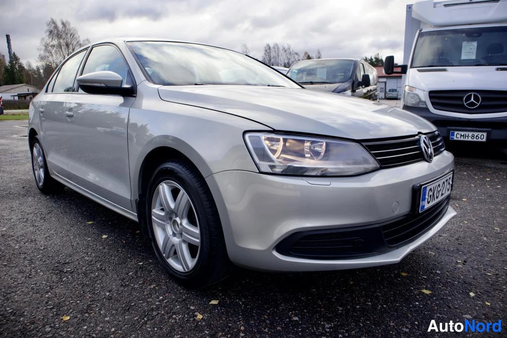 Hopea Volkswagen Jetta 2012, etuviisto, keula oikealle, kuva 2