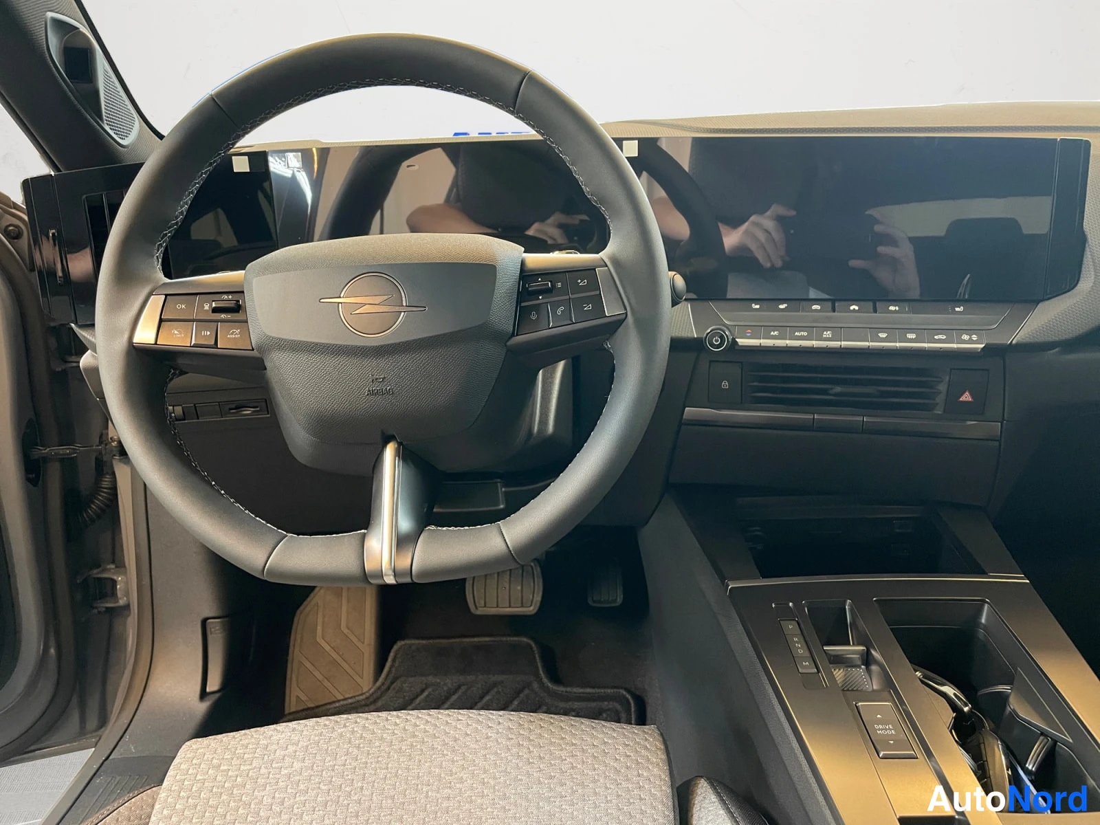 Harmaa Opel Astra 2026, ohjaamo, kuva 10
