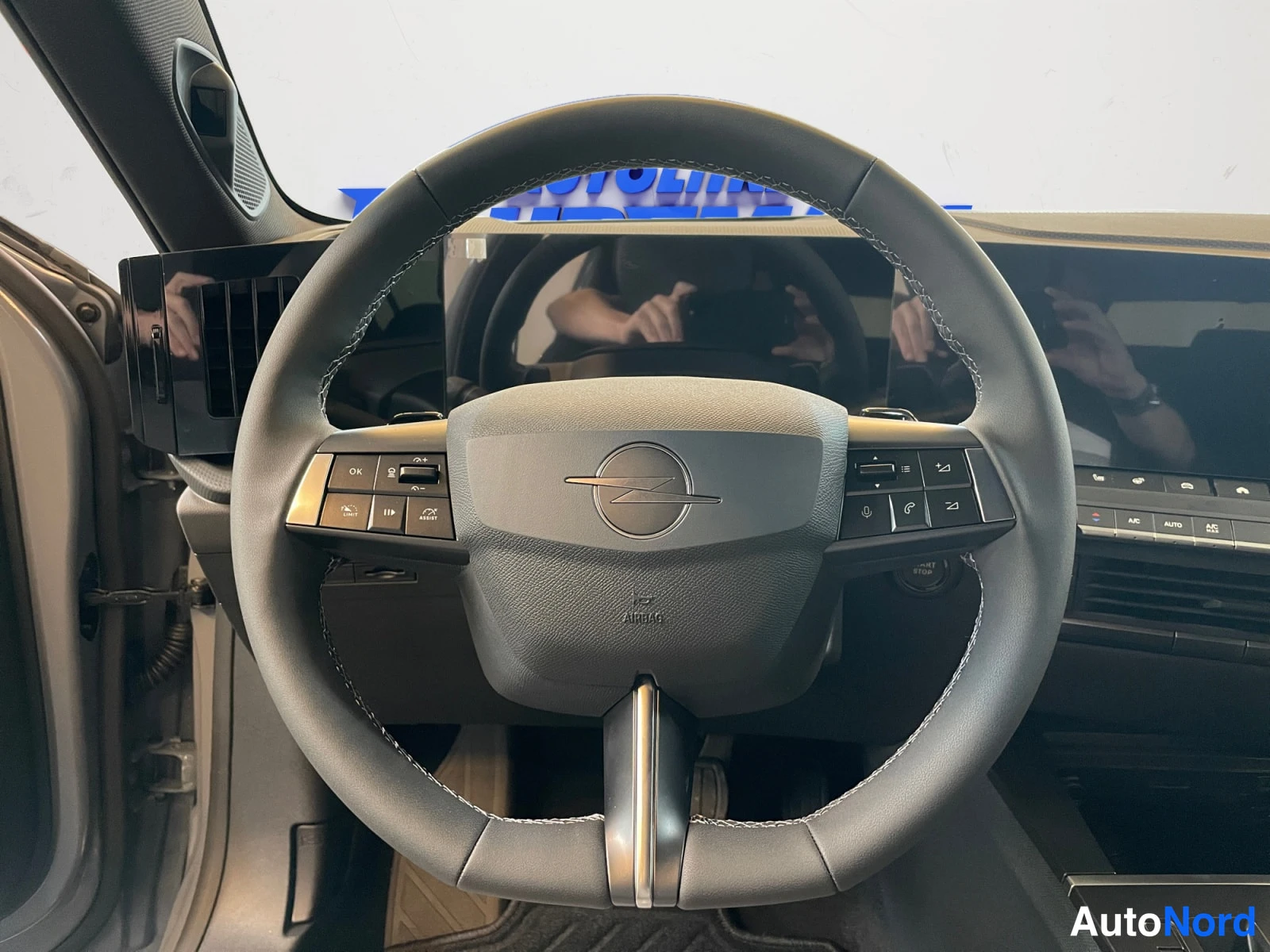 Harmaa Opel Astra 2026, ohjaamo, kuva 12