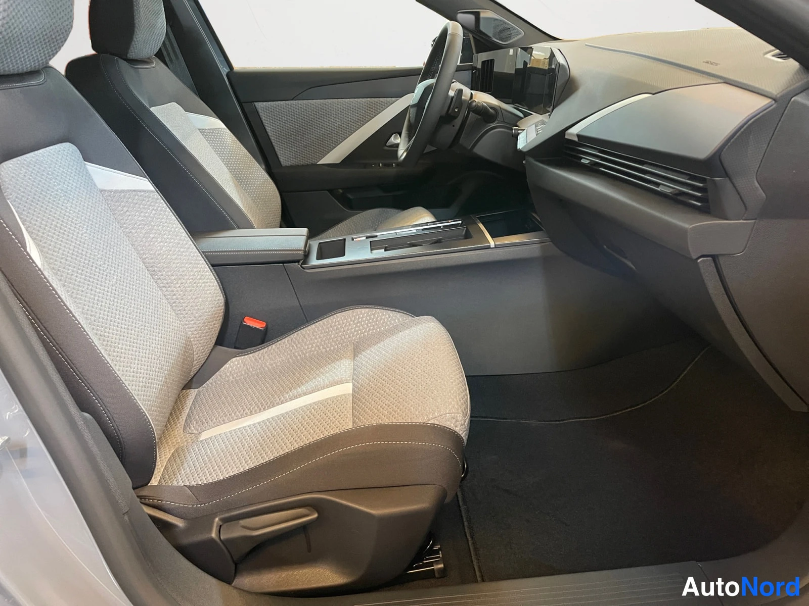 Harmaa Opel Astra 2026, etuistuimet, kuva 13