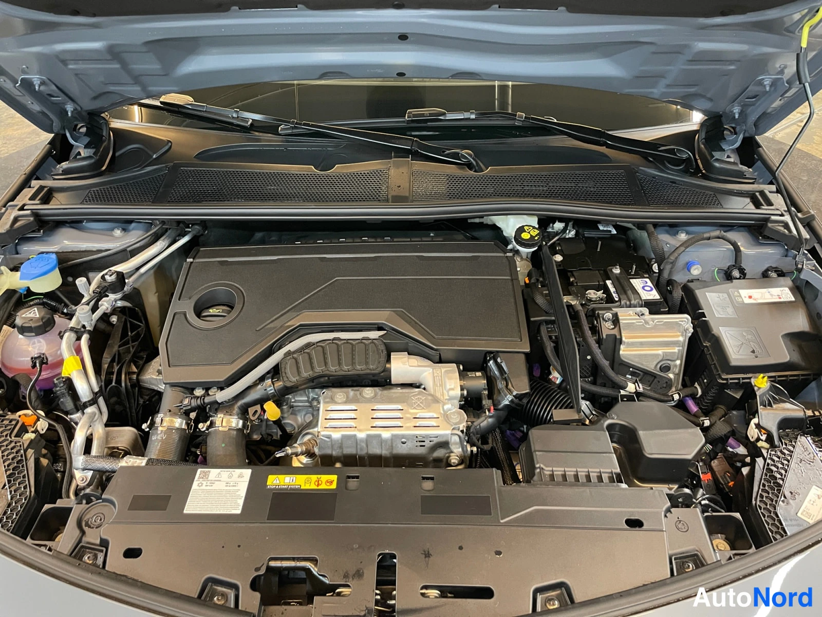 Harmaa Opel Astra 2026, moottoritila, kuva 17